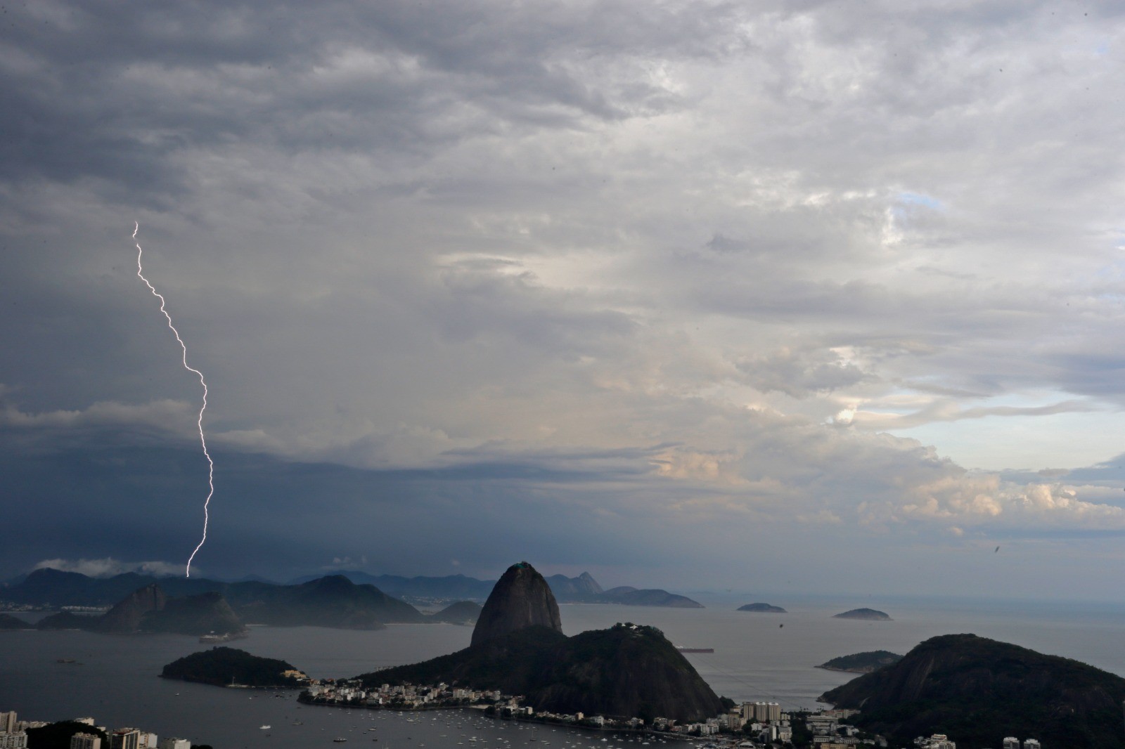 Ventania assusta moradores do Rio nesta terça-feira, com rajadas de quase 70 km/h: 