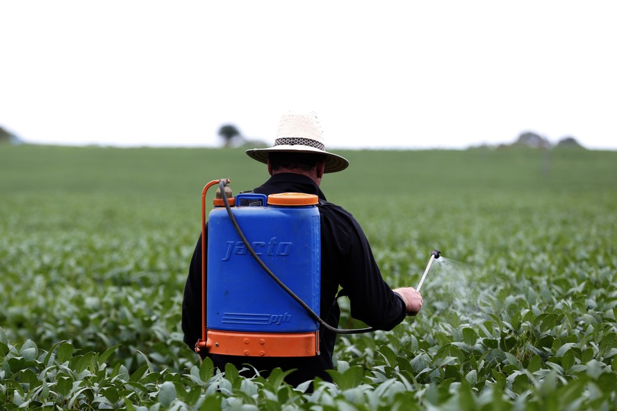 Agricultor aplica pesticida numa plantação de soja em Cristalina (GO)