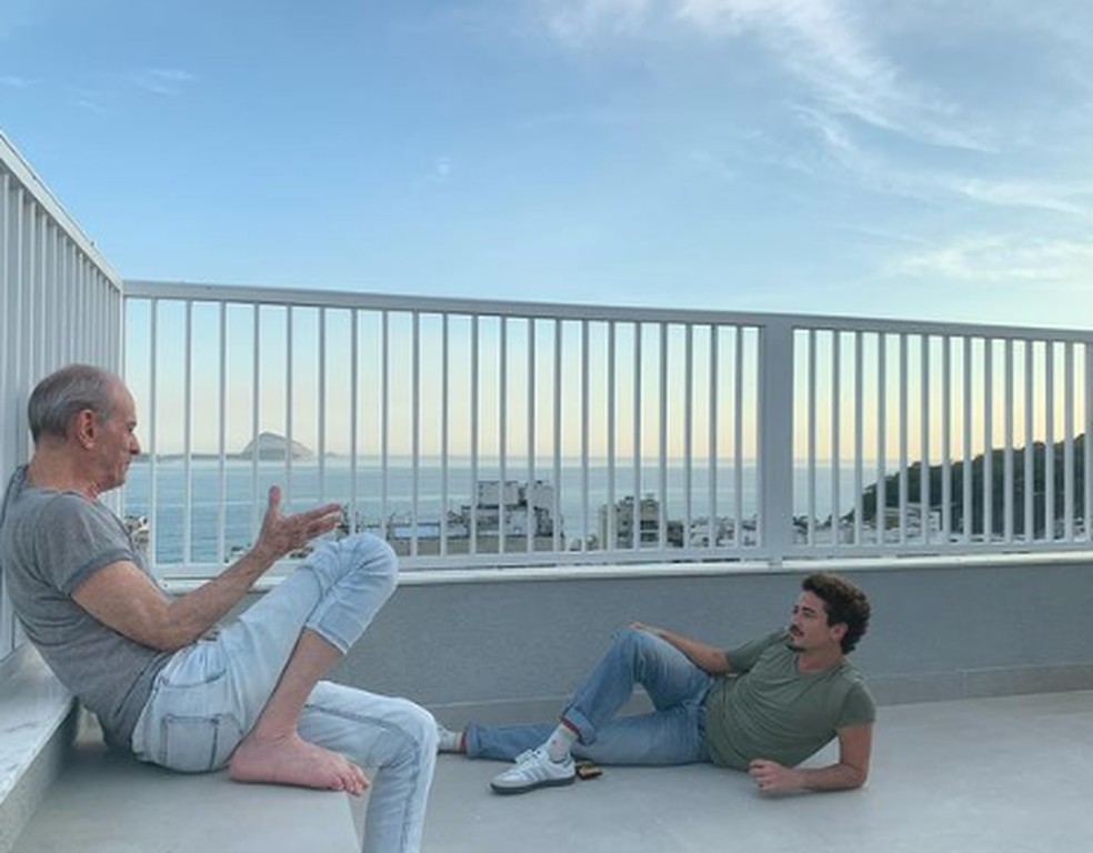 Ney Matogrosso e Jesuíta Barbosa no terraço do apartamento de Ney, no Leblon — Foto: Reprodução Instagram