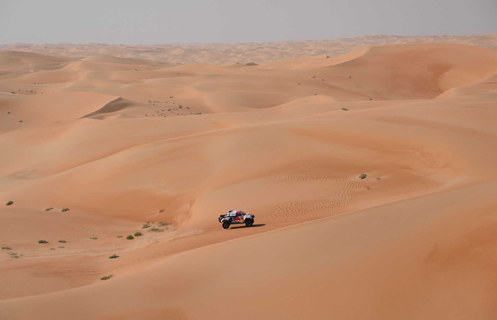 O piloto da Toyota Nasser Al-Attiyah, do Qatar, e seu copiloto Mathieu Baumel, da França, durante a Etapa 10 do Dakar 2023, entre Haradh e Shaybah, na Arábia Saudita. — Foto: FRANCK FIFE / AFP