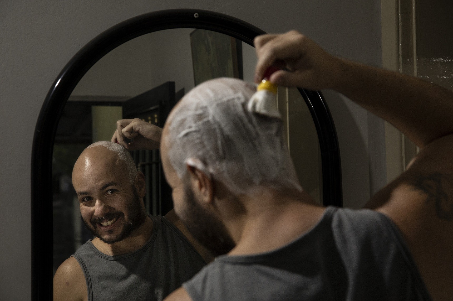 Dos fiozinhos soltos à proteção solar: como homens com calvície podem cuidar da careca no dia a dia