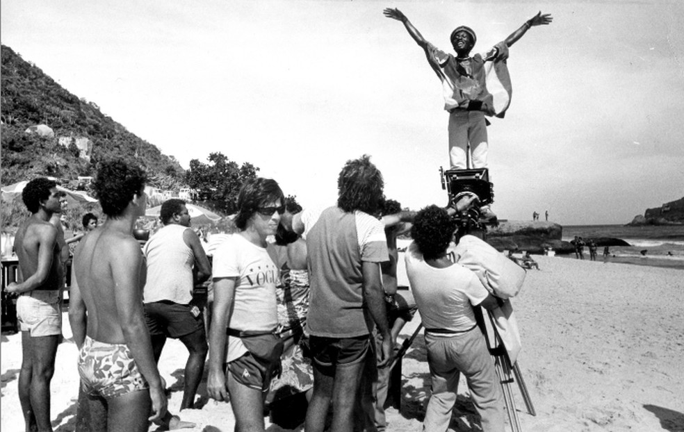 Jimmy Cliff gravando clipe na Praia de Grumai, no Rio, em 1984 — Foto: Jorge Marinho/Agência O GLOBO