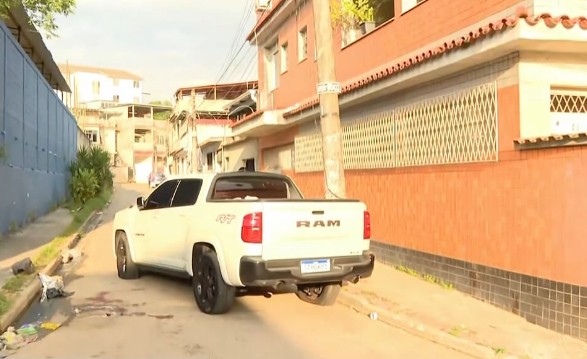 Carro em que Daniel Patrício Oliveira, de 29 anos, foi morto a tiros na Pavuna — Foto: Reprodução/TV Globo