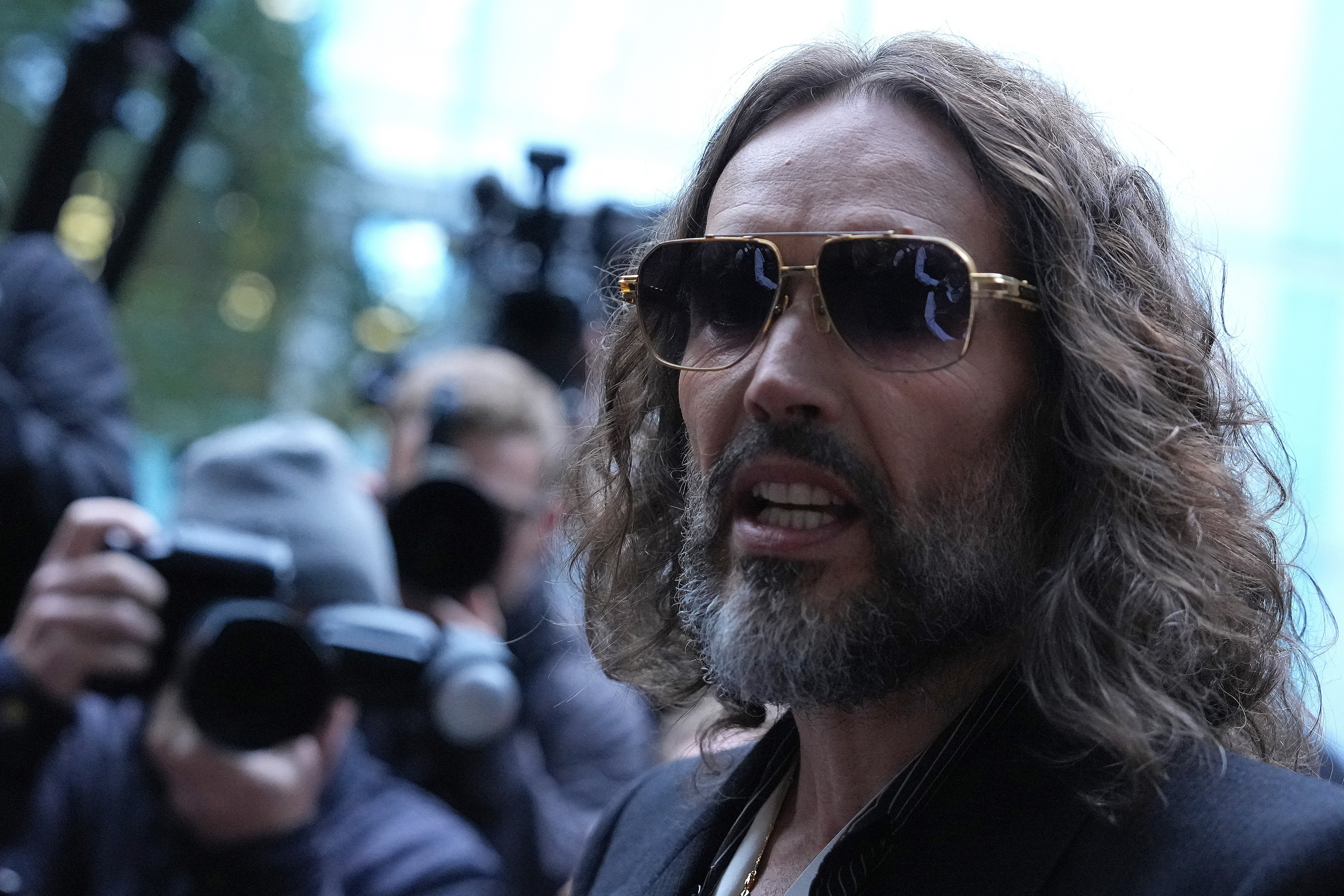 Mulher que acusa Russell Brand de estupro diz que ator se comportou como 'um monstro'; seis casos foram denunciados