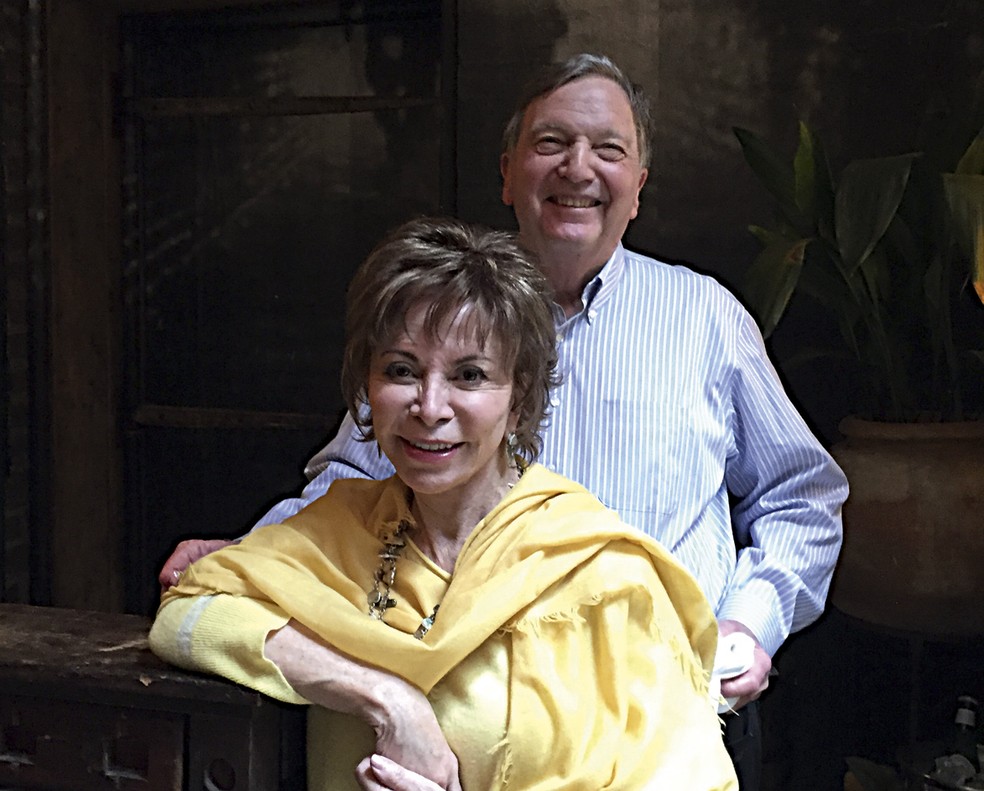 Isabel Allende com o marido Roger Cukras — Foto: Arquivo pessoal