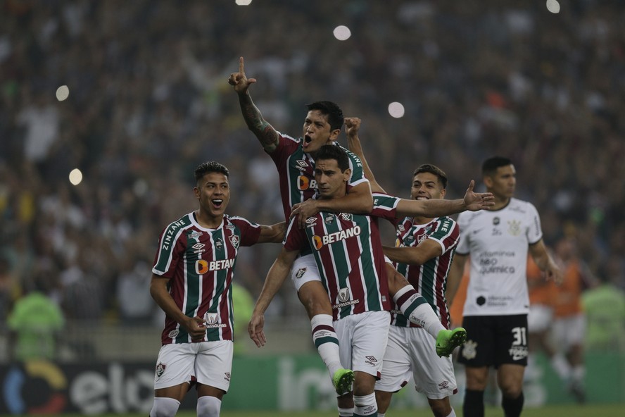 Corinthians sai atrás, mas arranca empate contra o Flamengo em
