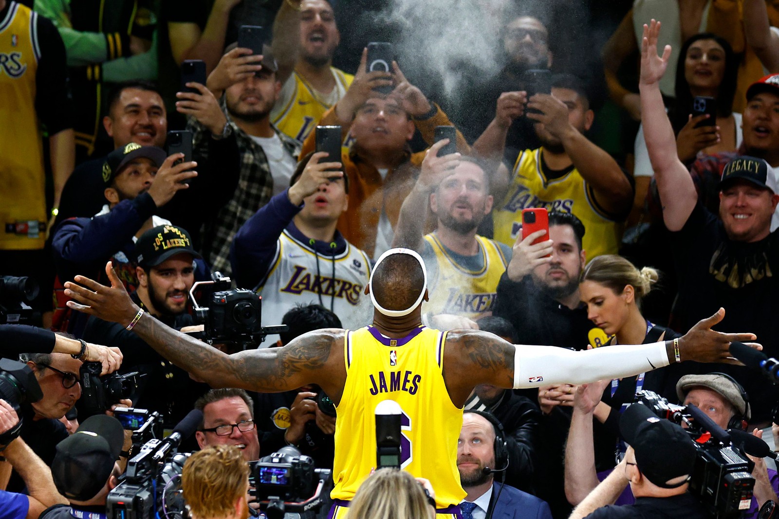 LeBron superou Kareem Abdul-Jabbar e se tornou o maior cestinha da história da NBA — Foto: RONALD MARTINEZ / Getty Images via AFP