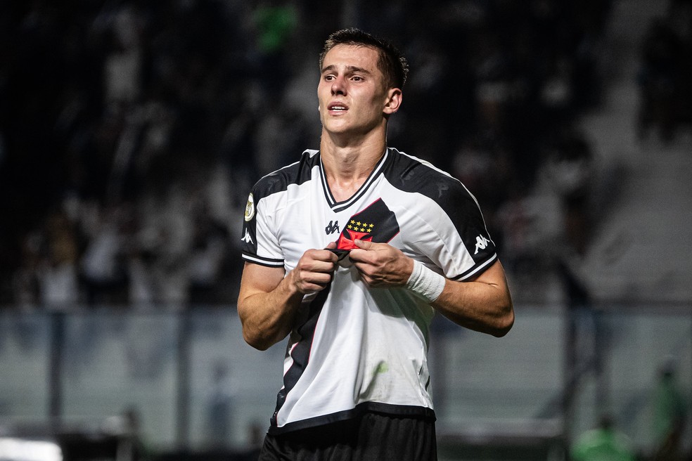 Estrella chora com seu primeiro gol no profissional &mdash; Foto: Leandro Amorim/Vasco