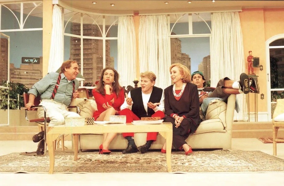 Vavá (Luis Gustavo), Magda (Marisa Orth), Caco Antibes (Miguel Falabella), Cassandra (Aracy Balabanian) e Ribamar (Tom Cavalcante) em “Sai de baixo” — Foto: Divulgação