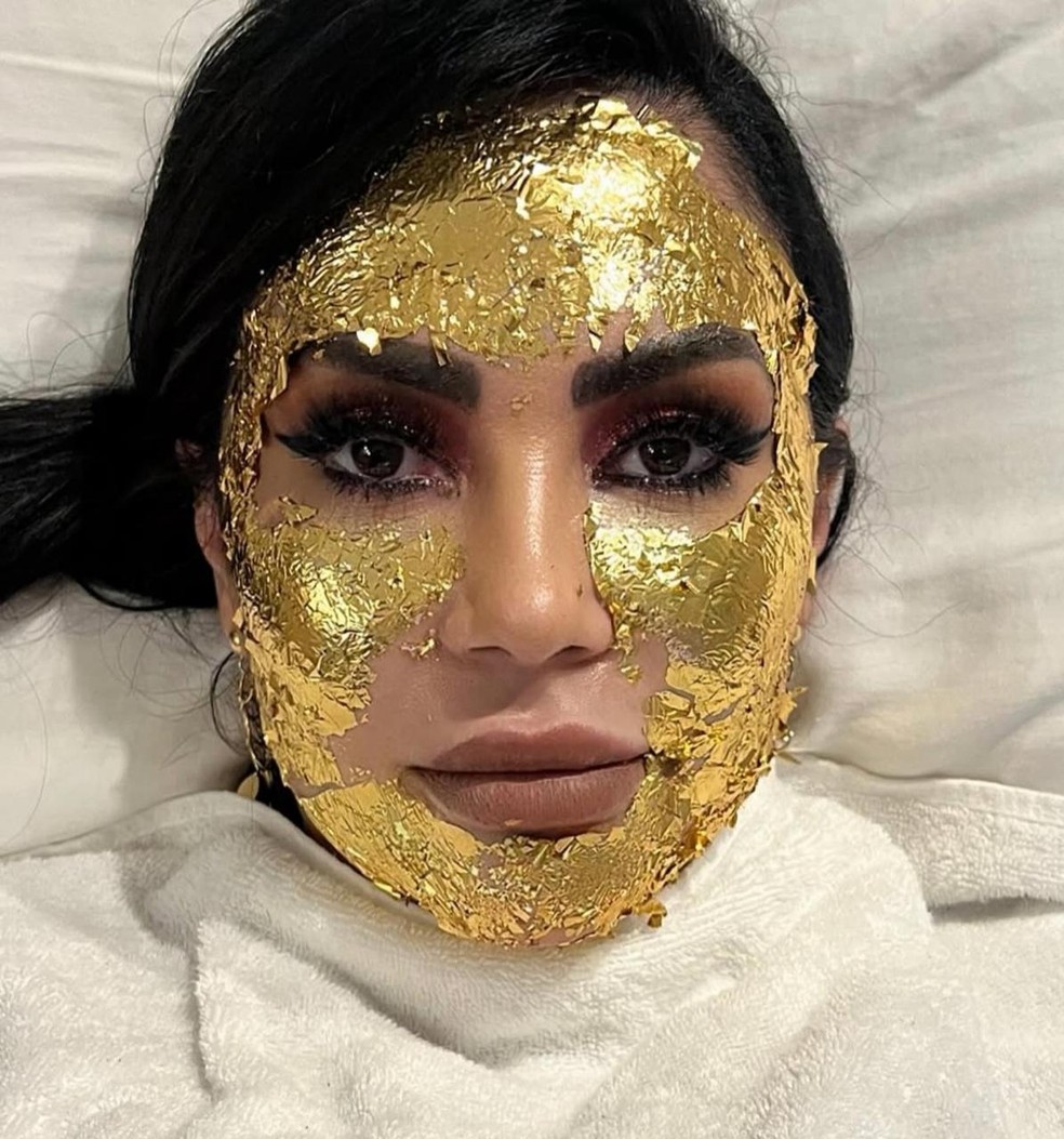 Ana Paula Oliveira displayed one of the products she uses in her skin care routine. — Photo: Divulgação CO Assessoria