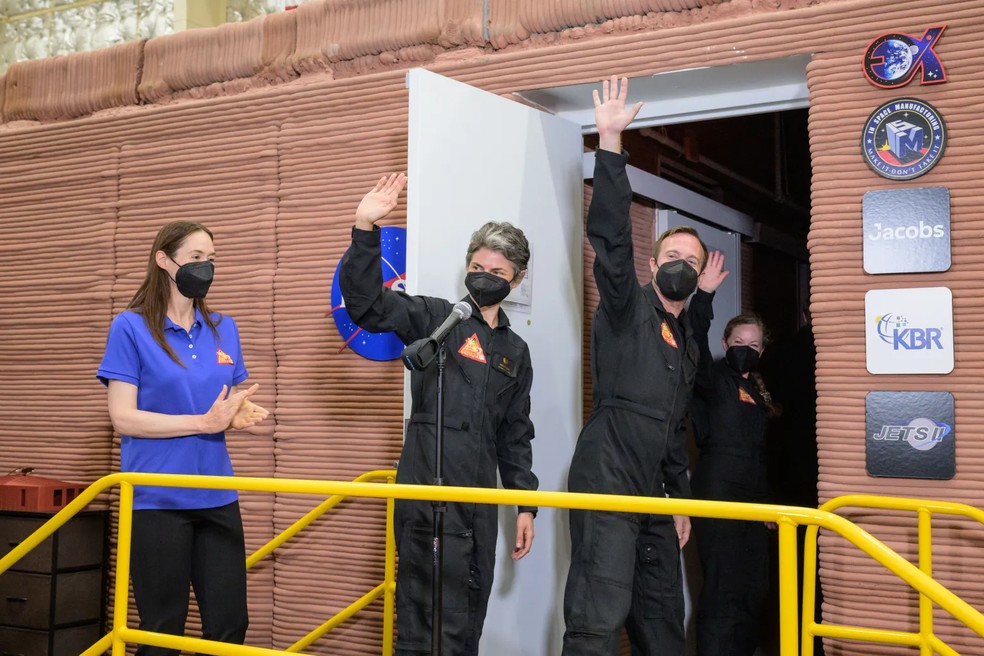 Entrada da tripulação no confinamento, em 2023 — Foto: NASA/CHAPEA crew