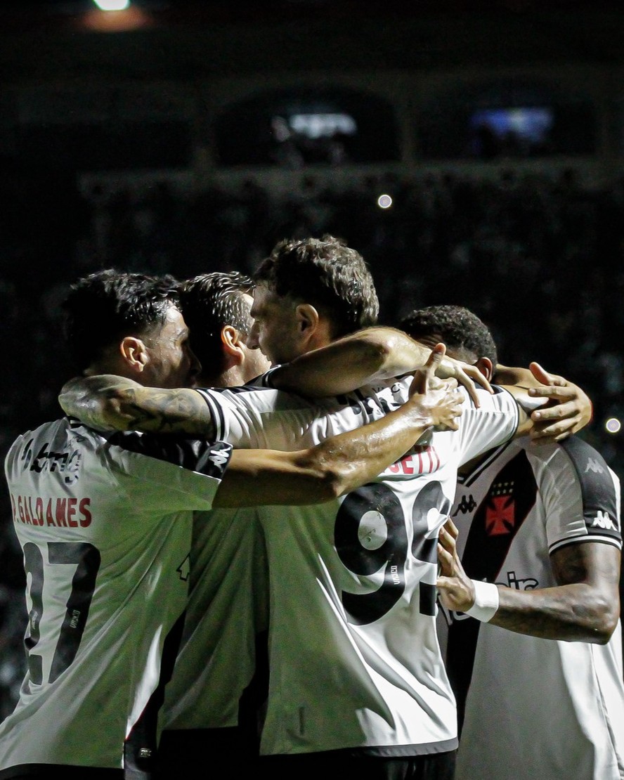 Os vascaínos festejam um dos gols de Vegetti na partida contra o Fortaleza