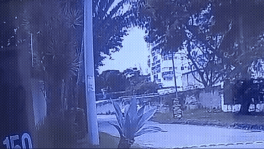 Helicóptero no Recreio dos Bandeirantes: vídeo de câmera de segurança mostra hora em que uma das aeronaves atinge o solo Helicóptero no Recreio dos Bandeirantes: vídeo de câmera de segurança mostra hora em que uma das aeronaves atinge o solo