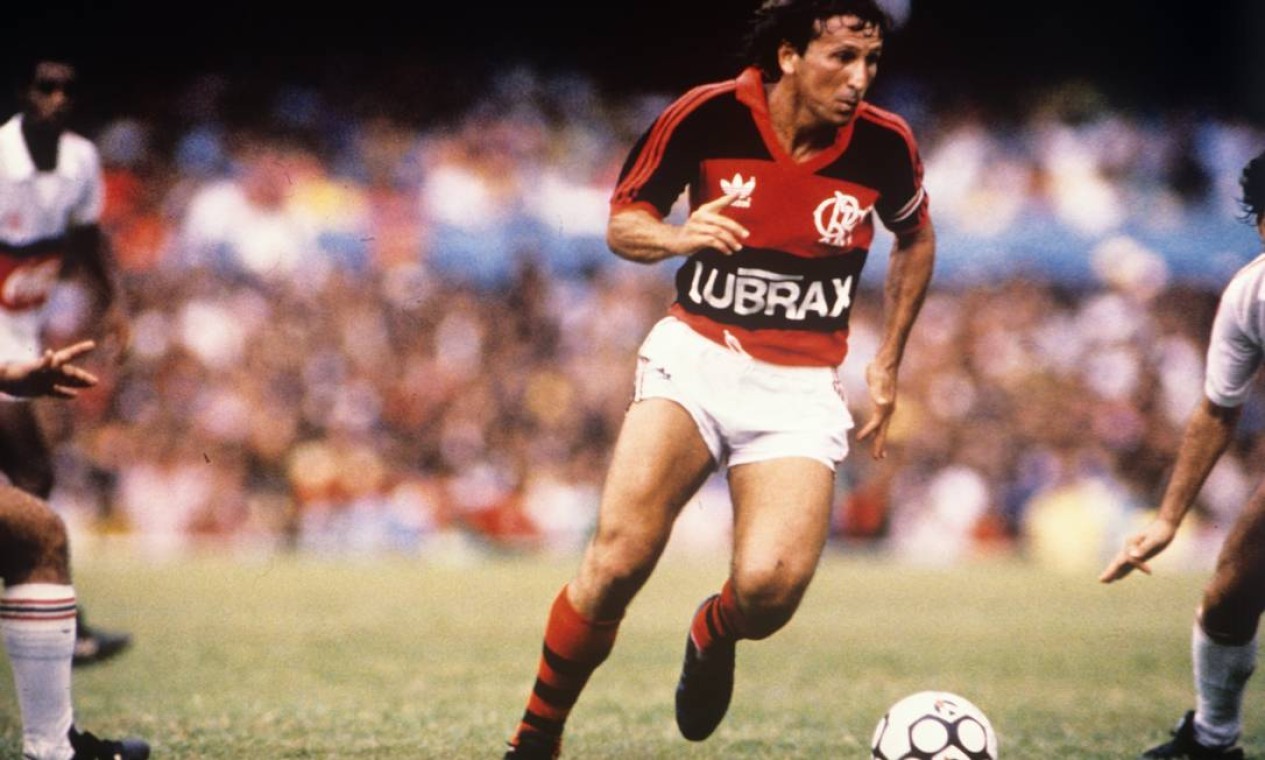 26º - FLAMENGO (1987) - Zico em partida contra o Santa Cruz, no Maracanã.  — Foto: Hipólito Pereira/O Globo