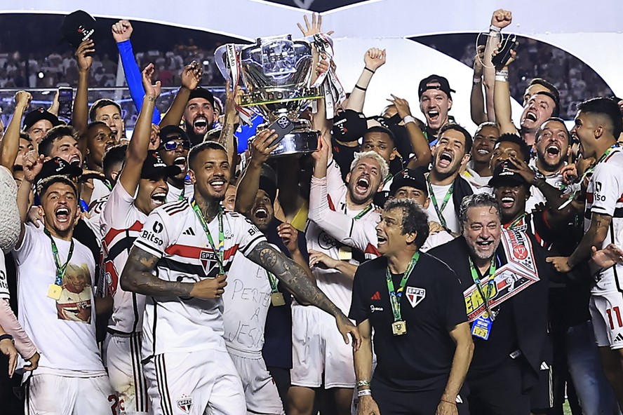 Flamengo levanta a taça da Copa do Brasil