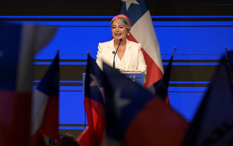 Jeannette Jara discursa a apoiadores em Santiago: margem apertada de vitória no 1º turno é motivo de preocupação — Foto: Rodrigo Arangua/AFP