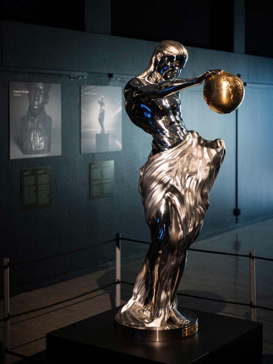 A primeira escultura feita por inteligência artificial do mundo é exibida no museu Tekniska em Estocolmo em 8 de junho de 2023