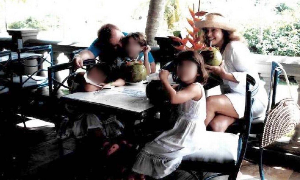 Gugu, Rose e os filhos em viagem à praia Foto: Arquivo Pessoal / Rose Miriam