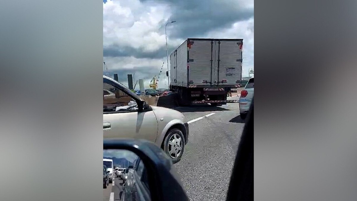 Caminhão bate e fica sobre mureta na Ponte Rio-Niterói; vídeo