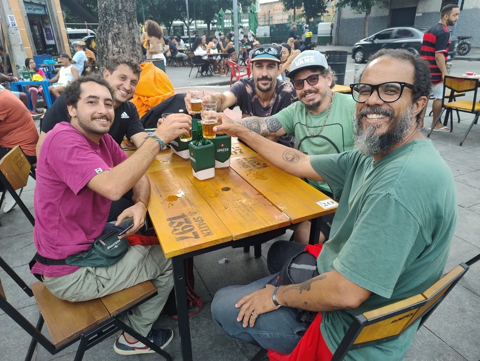 Bares, restaurante e roda de samba no Largo da Prainha atraem