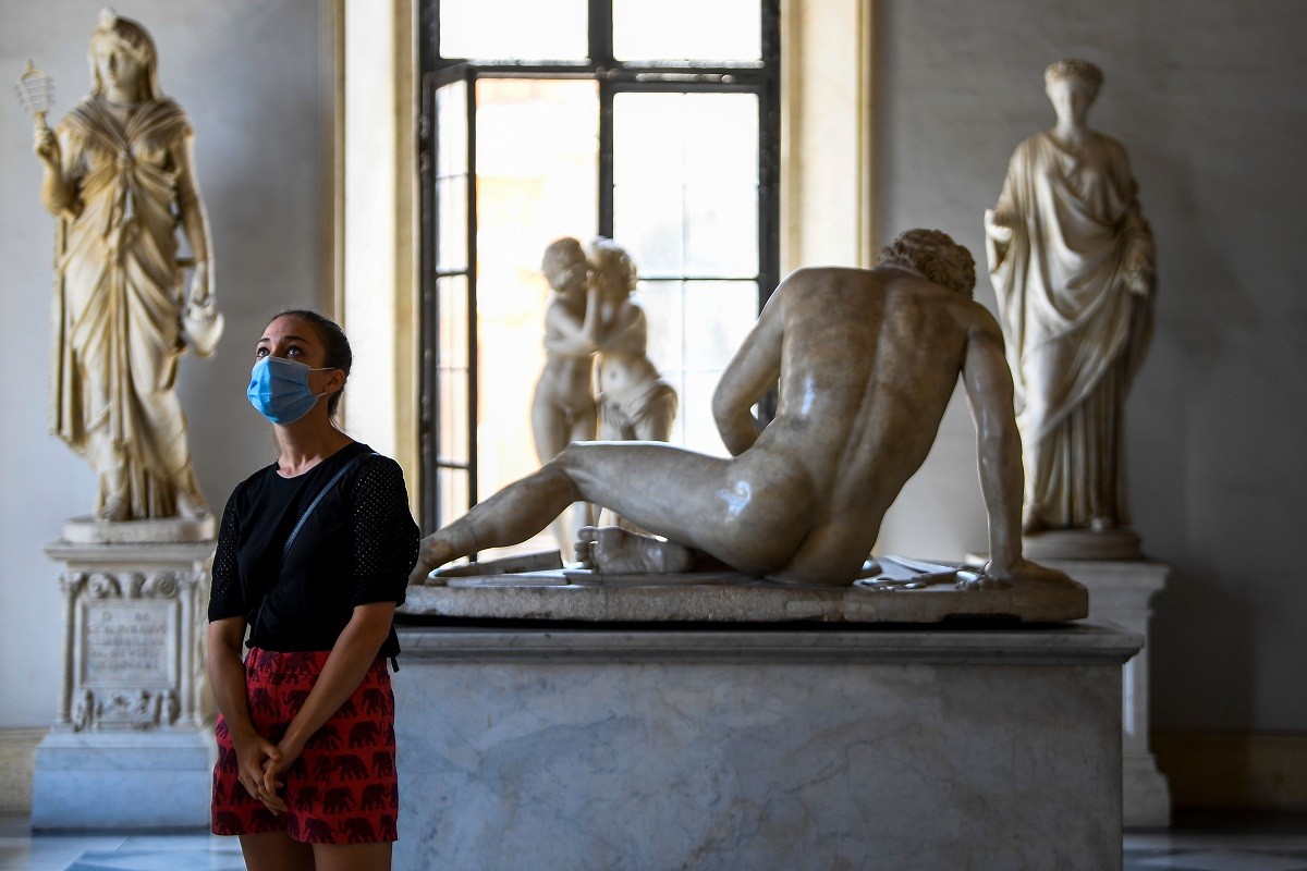 Visitante usando máscara nos Museus Capitolinos, em RomaAFP