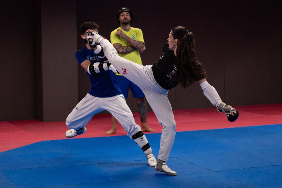 A lutadora de Taekwondo Maria Clara Pacheco no Centro de Treinamento Maria Lenk, em Jacarepaguá — Foto: Júlia Aguiar/ O GLOBO.