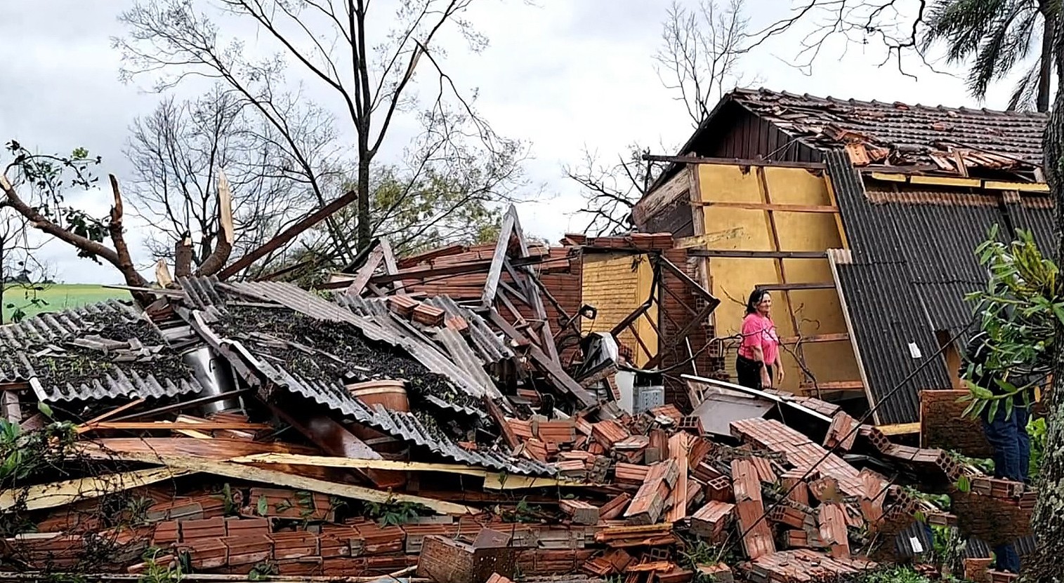 Ciclone arranca árvores, interdita casas e causa estragos em Doutor Maurício no Rio Grande do Sul.  — Foto: Reprodução/TV Globo
