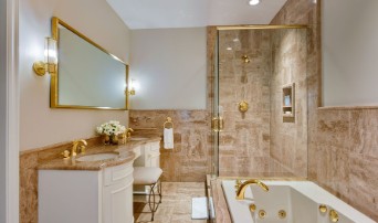 Banheiros têm detalhes em ouro em Mar-a-Lago — Foto: Divulgação/Mar-a-Lago