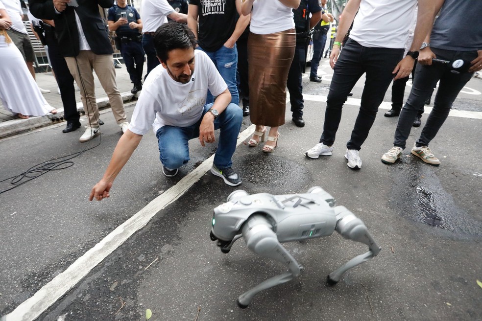 Ricardo Nunes interage com cão robótico da Guarda Civil de São Paulo – Foto: Edilson Dantas/O Globo