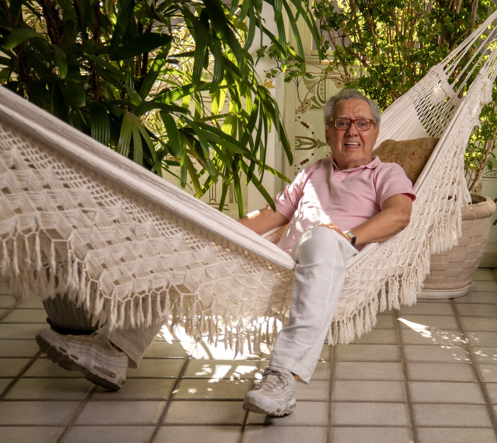 Luiz Carlos Barreto, o Barretão, na rede de seu apartamento, junto ao jardim de Lucy — Foto: Ana Branco / Agencia O Globo
