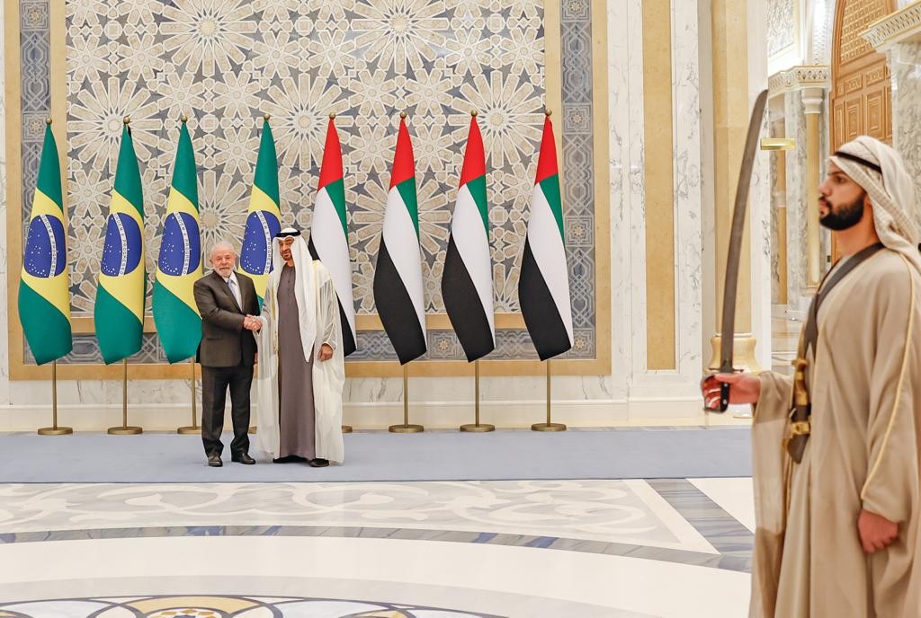 Lula é recepcionado presidente dos Emirados Árabes Unidos e emir de Abu Dhabi, xeque Mohammed bin Zayed Al Nahyan — Foto: Ricardo Stuckert/Presidência da República