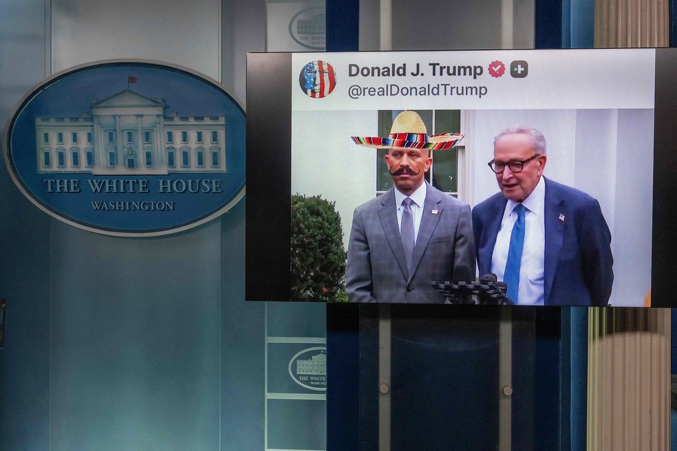 Montagem gerada por IA do senador democrata Chuck Schumer (D) e do deputado democrata Hakeem Jeffries, publicada pelo presidente dos EUA, Donald Trump — Foto: Jim WATSON / AFP