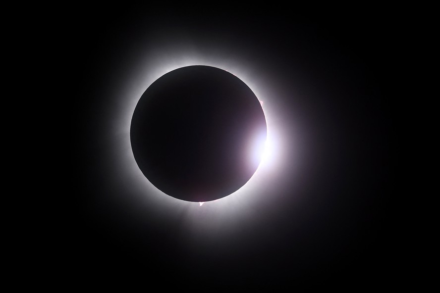 Lua passa na frente do sol durante o eclipse solar total de 08 de abril de 2024 em Martin, Ohio