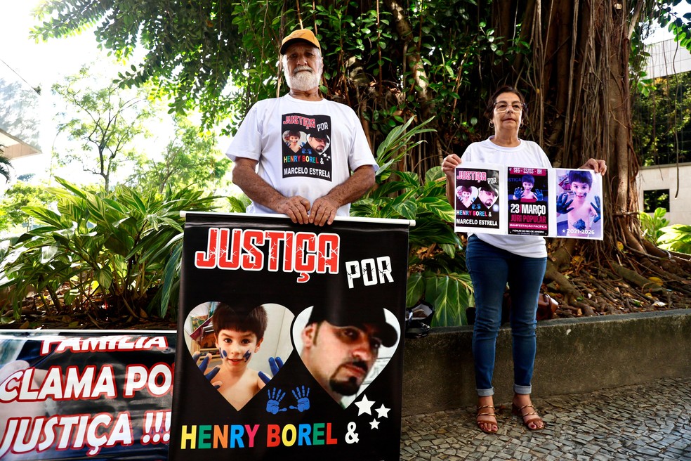 Hil&aacute;rio e Elaine Teixeira Barreto, que tiveram o filho morto, fazem protesto em frente ao Tribunal de Justi&ccedil;a do Rio &mdash; Foto: Gabriel de Paiva/Ag&ecirc;ncia O Globo