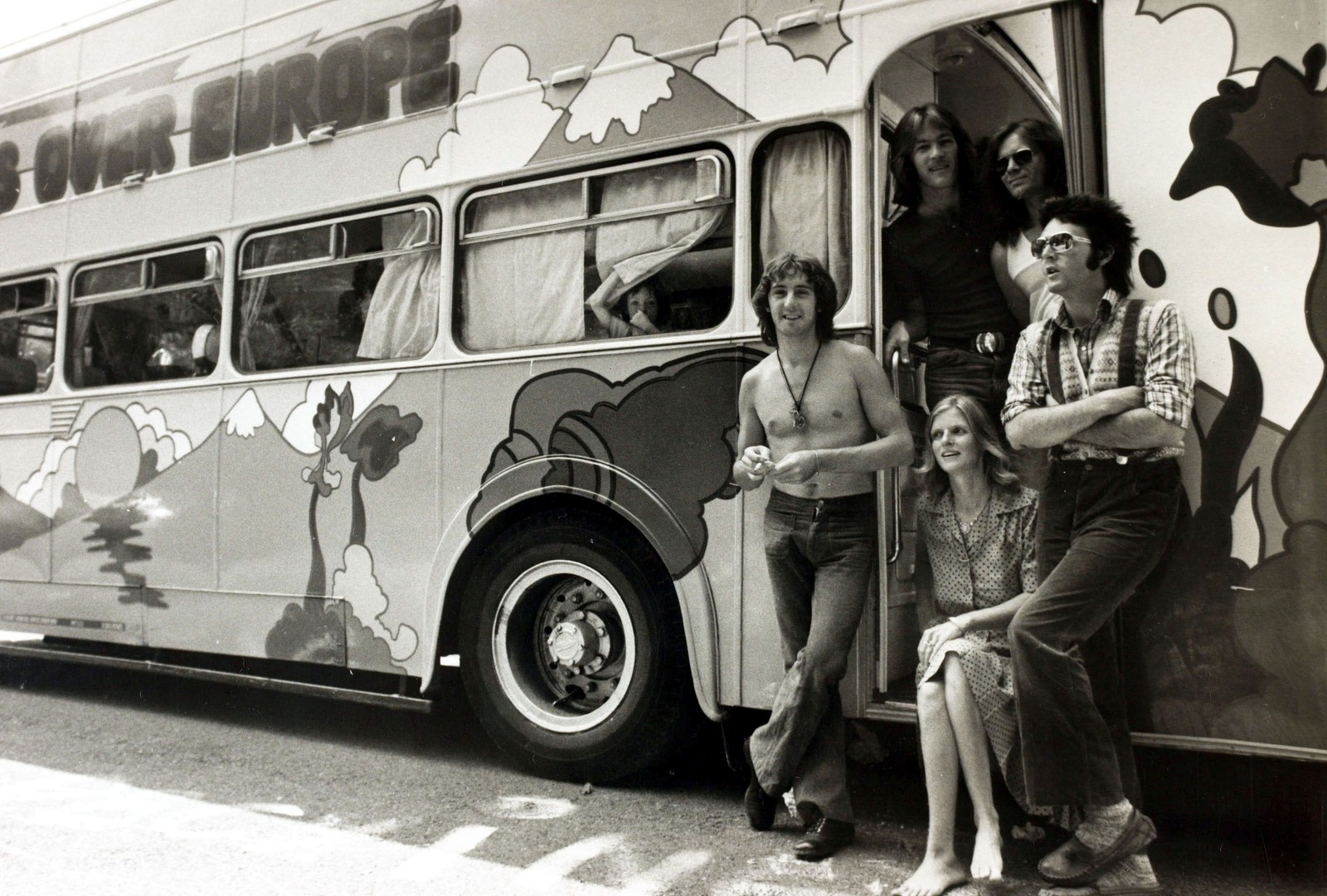 Paul McCartney, sua esposa, Linda, e seu grupo "Wings" com seu ônibus de dois andares enquanto se preparam para a estrada em sua turnê "Wings Over Europe".  — Foto: DIVULGAÇÃO/GETTY IMAGES