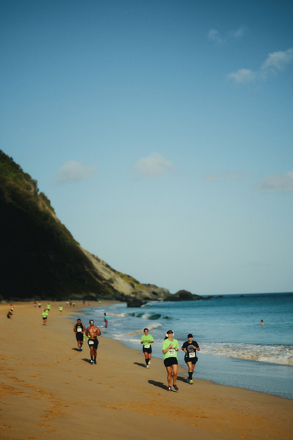 Provas da Corrida e Caminhada Renê Jerônimo tiveram trechos nas principais praias de Fernando de Noronha — Foto: Buena Onda/Divulgação Olympikus