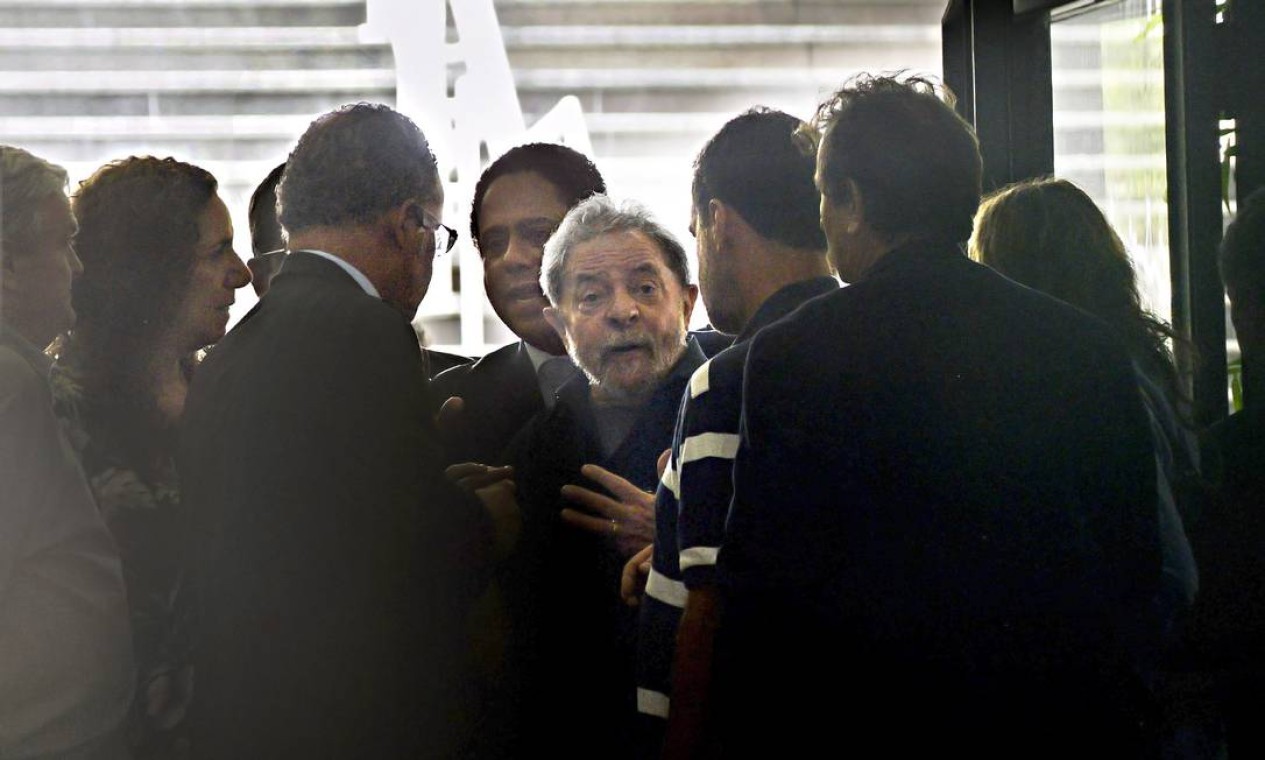 CONDUÇÃO COERCITIVA - O ex-presidente Lula é alvo, em março de 2016, de um mandato de condução coercitiva, autorizado pelo então juiz Sergio Moro, na 24ª fase da Operação Lava-Jato. O petista foi levado por agentes da Polícia Federal até o Aeroporto de Congonhas para depor — Foto: Marcos Bizzotto / Raw Imagem/Agência O Globo