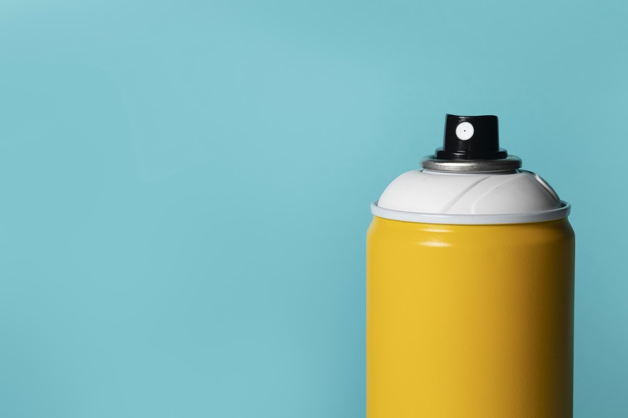 Entre os produtos usados estão: tinta metálica, sprays de limpeza, limpador de carburador, solventes de tinta e spray de cabelo
