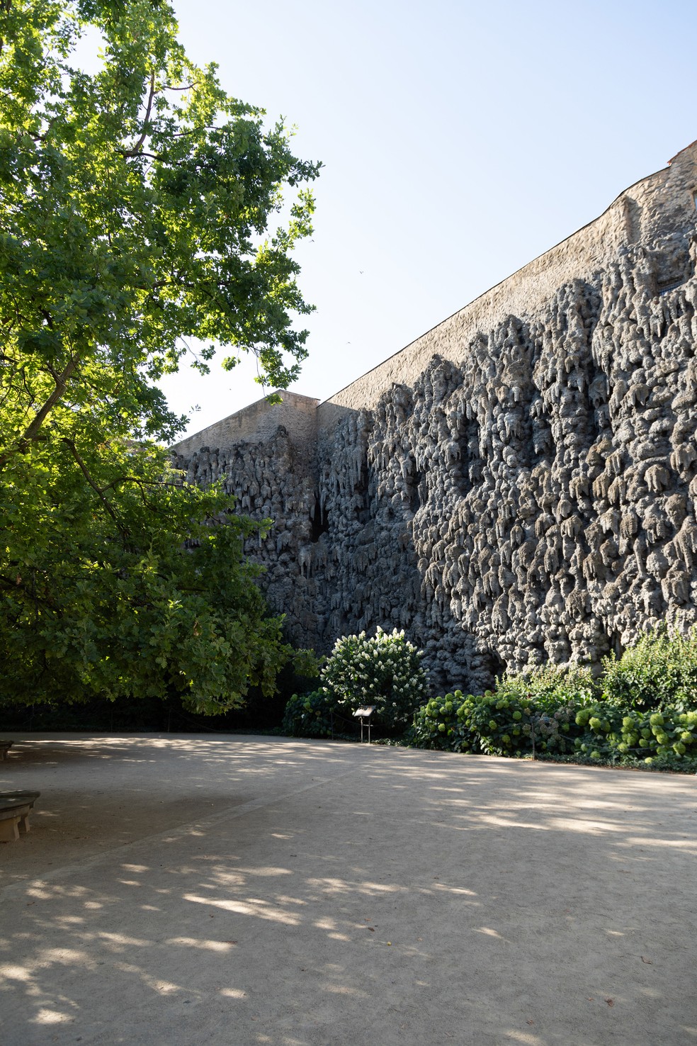 Muro do Jardim Wallenstein: paredão com lendas de passagens secretas — Foto: Lenka Grabicova/The New York Times