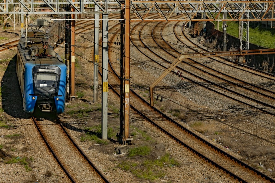 A malha ferroviária da Supervia compreende cinco ramais e 104 estações. Na foto, trem circula no trecho entre São Cristóvão e Praça da baneira