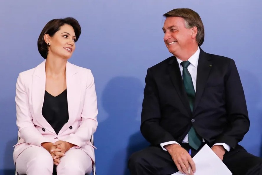 Após ultimato médico, Michelle volta a limitar visitas e contatos de integrantes do PL com Bolsonaro