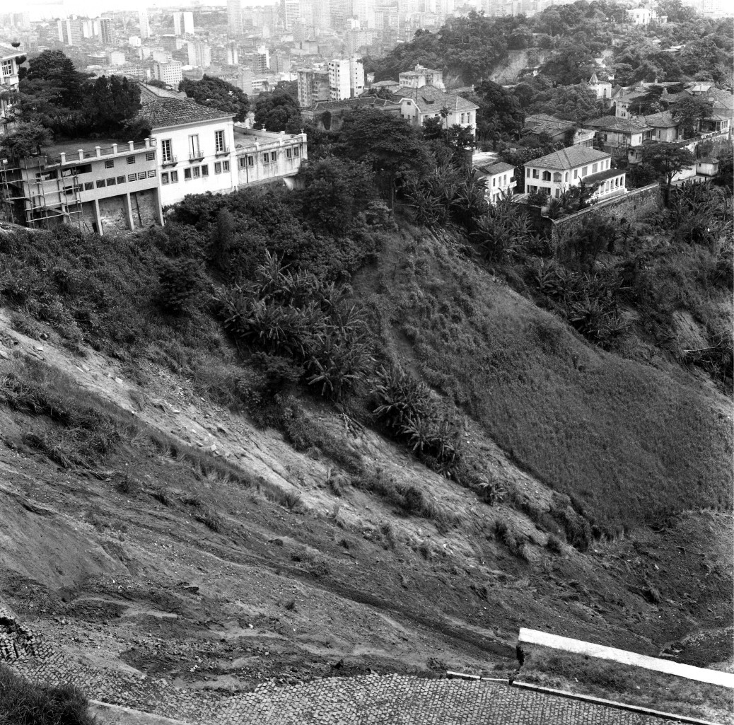 O deslocamento de terra atingiu um conjunto habitacional, em Santa Tereza — Foto: Arquivo / Agência O Globo