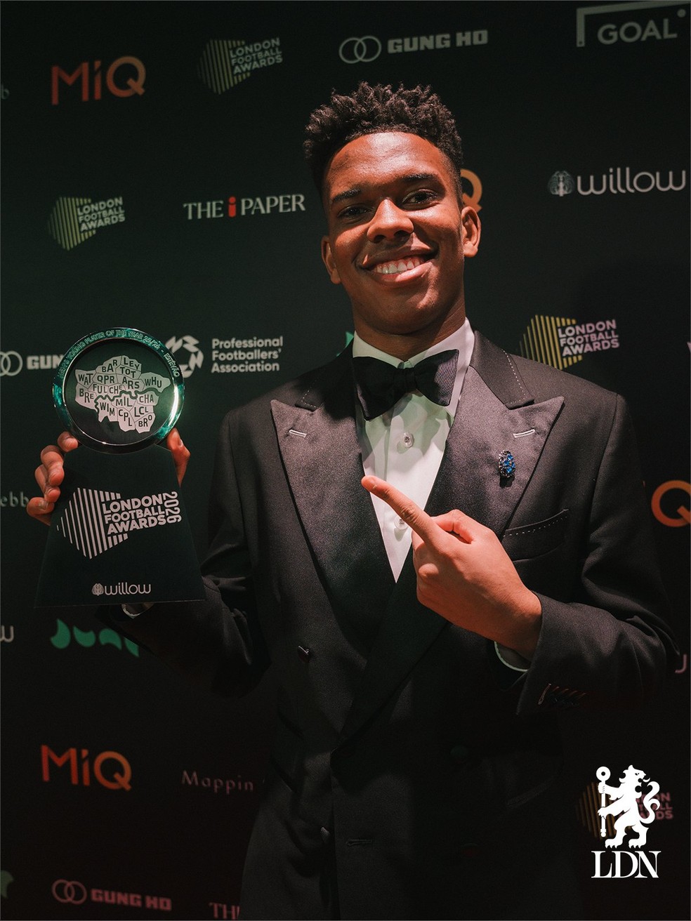 Estêvão durante premiação como Jogador Jovem do Ano da LFA — Foto: Reprodução / X