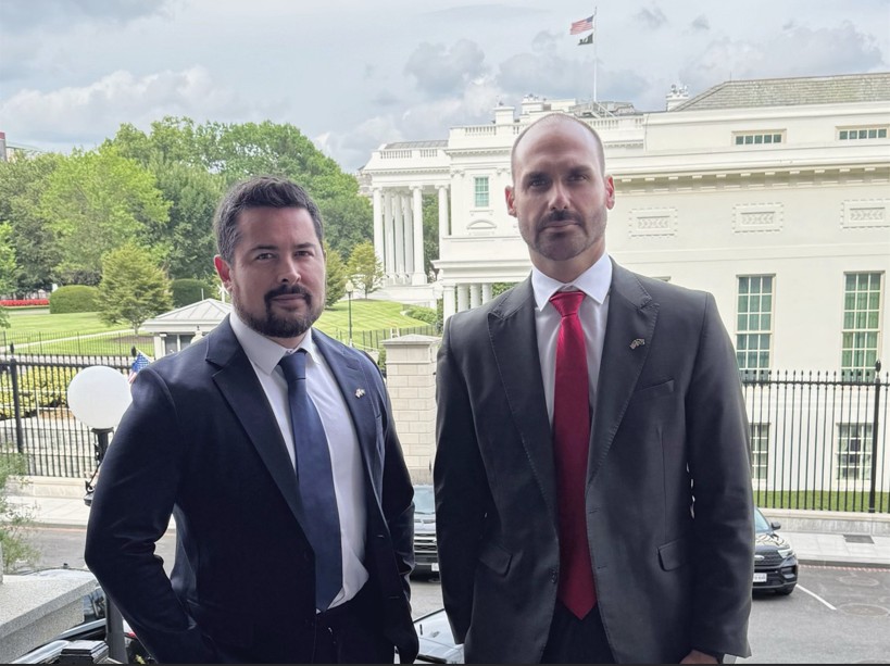 Aliados de Eduardo Bolsonaro criticam campanha de Flávio no PL
