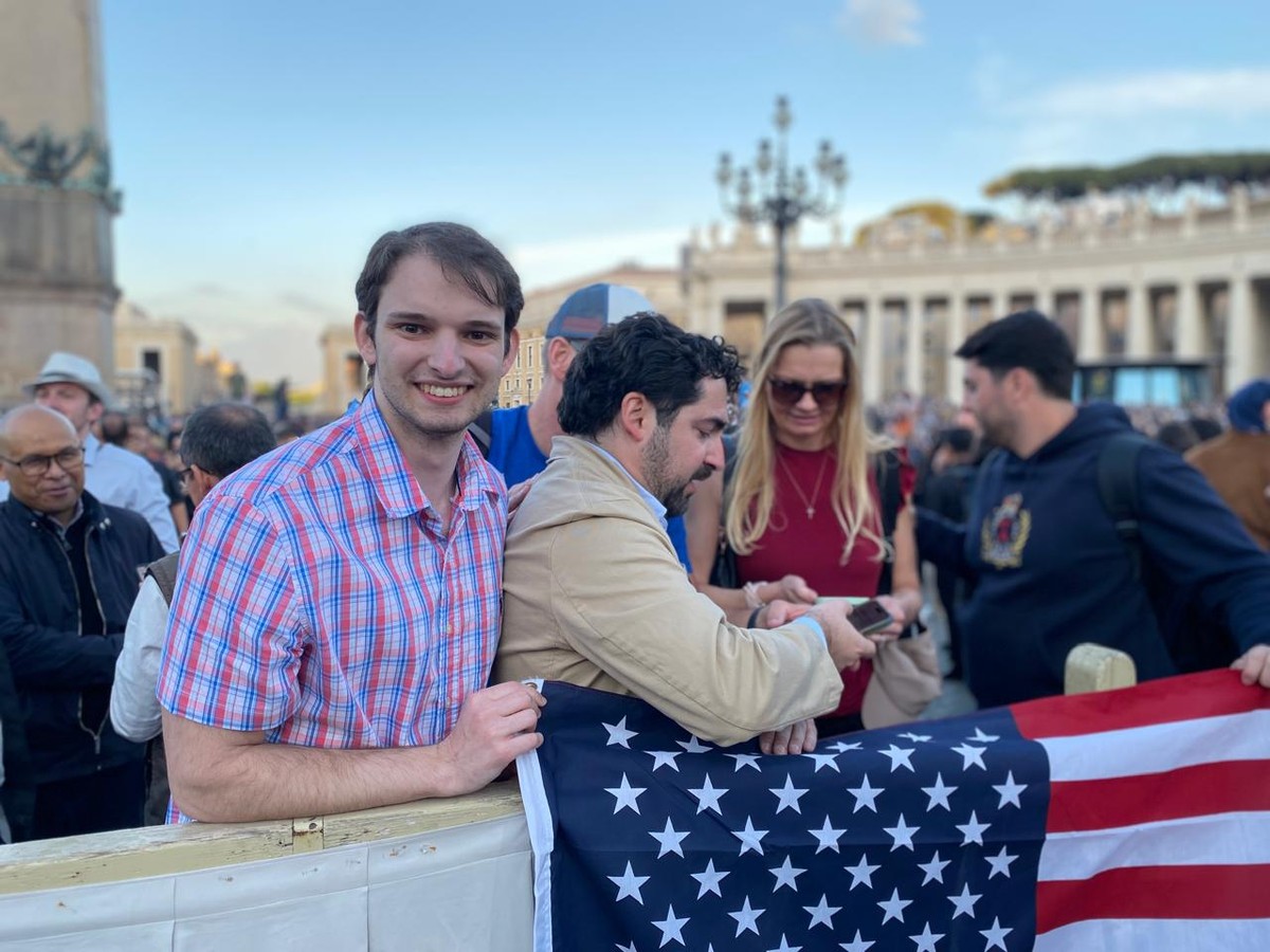 Escolha do primeiro Papa nascido nos EUA surpreende americanos em Roma
