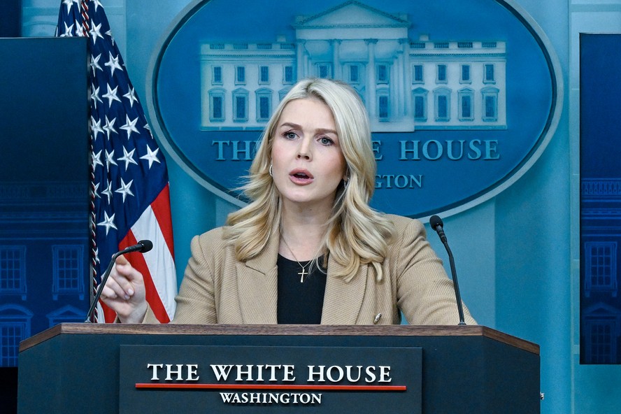 A secretária de imprensa da Casa Branca, Karoline Leavitt, fala a jornalistas durante coletiva em Washington