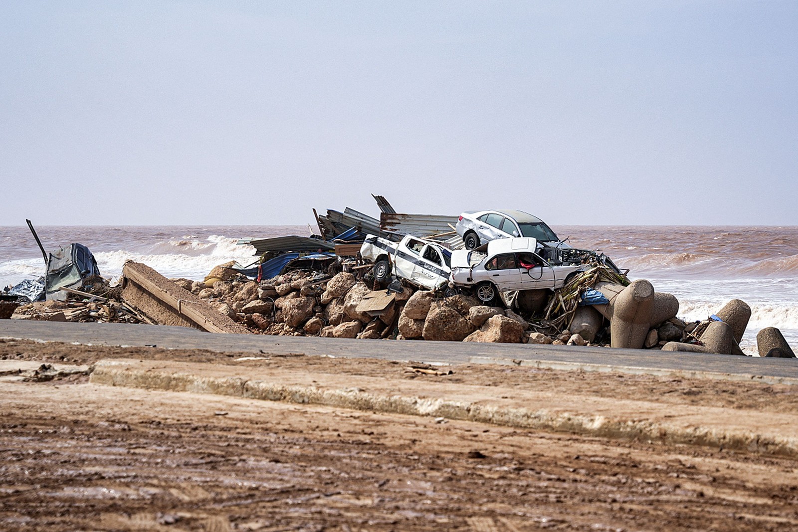 Veículos empilhados ao longo de uma estrada costeira na cidade de Derna, no leste da Líbia — Foto: Assessoria de Imprensa do Primeiro Ministro da Líbia / AFP