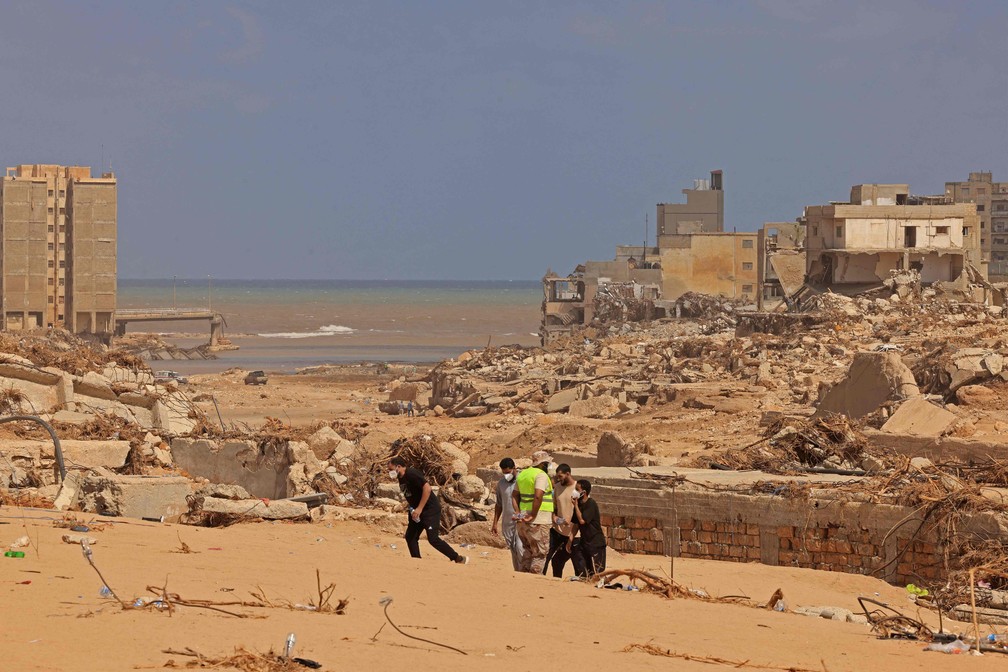 Equipes de resgate auxiliam no trabalho de socorro na cidade de Derna, no leste da Líbia — Foto: KARIM SAHIB/AFP