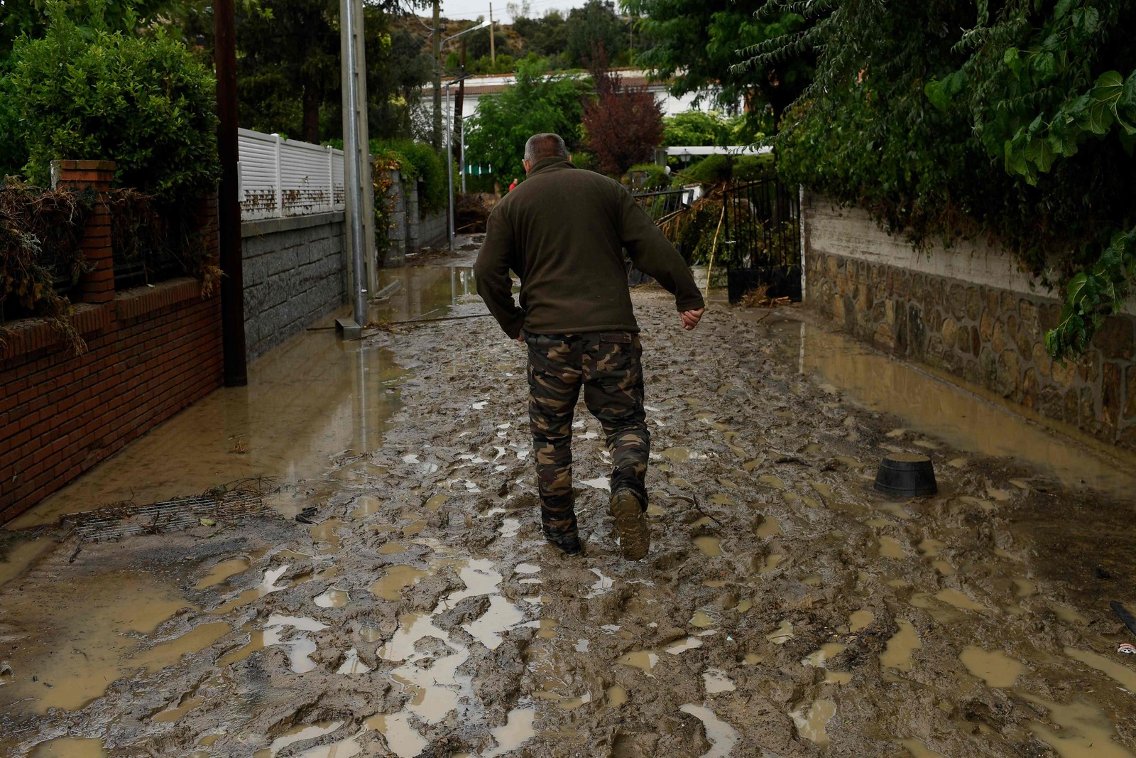 Afetada há meses por uma seca histórica, a Espanha foi atingida por chuvas torrenciais nesse fim de semana. O fenômeno meteorológico é conhecido como "Dana" ("depressão isolada de alto nível" em espanhol) — Foto: Oscar DEL POZO CAÑAS / AFP