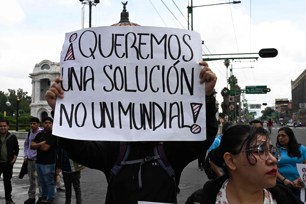 "Queremos uma solução, não um Mundial" cartaz exibido em um dos protestos no México — Foto: Yuri CORTEZ / AFP